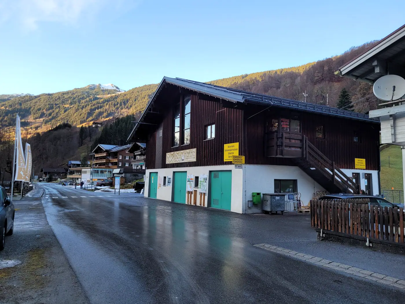 Das Gebäude der Talstation in Silbertal mit den Schildern von Skiverleih und Schneesportschule